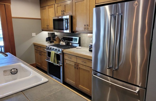 Mazama House | Steelhead Lodge in Mazama-Close to ski trails at the base of the North Cascades!