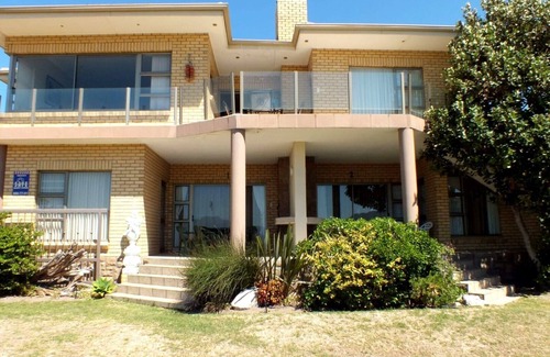 Kleinmond Apartment | STEENBRAS 3 : 2bedr/1bathr first floor apartment, private lawn with BBQ