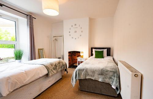 Staple Hill House | STELLA'S COTTAGE- Cute Traditional Home In South West By StayStaycations