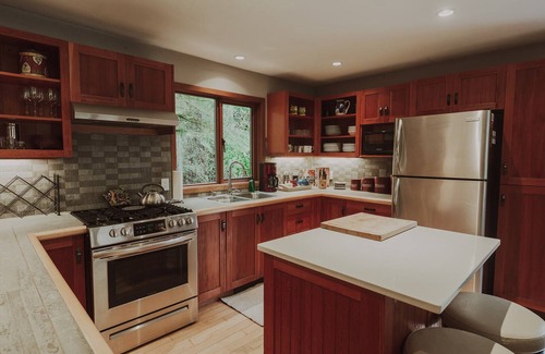 Tofino House | Steller's Jay Retreat — a short stroll to Chesterman Beach! Dog-friendly.