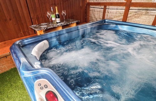 Barrow-on-Trent House | STENSONHILL LODGE, pet friendly, with hot tub in Derby