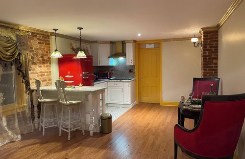 Reading Apartment | Step back in time and experience the elegance of Victorian era.
