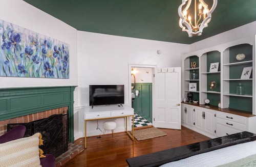 Harrisonburg Apartment | Step Back in Time: Experience Charm and Comfort in Our Iris Room