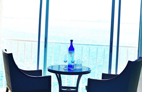 Kingston Apartment | Step into a world of luxury and comfort. A Stunning View … Pool, AC & Hotwater