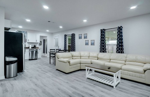 River Oaks House | Step Into Paradise