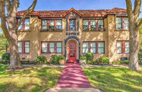 Old East Dallas Condo | Step into refined comfort in this charming Dallas jewel box, where historic architecture meets luxury finishes. Featuring a hand-scraped hardwood foyer, Carrera marble bath, high-end kitchen, and award-winning courtyard.