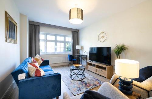 Newport Apartment | Step Into the Past, Stay for the Memories, 3-Bed Home near Monmouth Castle, Sleeps 5, Parking & Wi-Fi