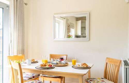 Newport Apartment | Step Into the Past, Stay for the Memories, 3-Bed Home near Monmouth Castle, Sleeps 5, Parking & Wi-Fi