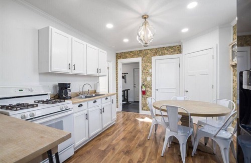 Red Lodge Cottage | Stephanie's Cottage - cozy retreat, pet friendly