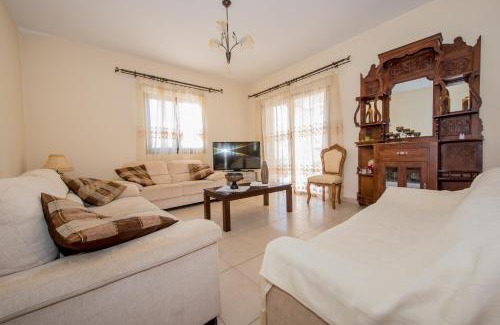 Simou Villa | Stephanie Villa