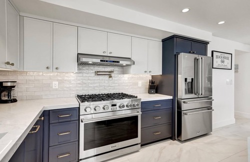 Balboa Peninsula House | Steps 2 Beach and Bay, Roof Top Jacuzzi, Elevator, EV charger, Garage, Brand New