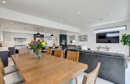 Balboa Peninsula House | Steps 2 Beach and Bay, Roof Top Jacuzzi, Elevator, EV charger, Garage, Brand New