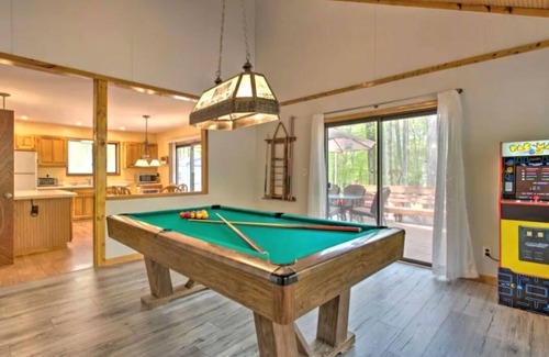 Locust Lake Village Cabin | Steps 2 Lake, 3 Bedrm cabin w/bonus Loft, 2 full Baths, Pool Table, 2 Kayaks