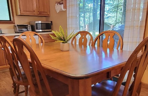 Locust Lake Village Cabin | Steps 2 Lake, 3 Bedrm cabin w/bonus Loft, 2 full Baths, Pool Table, 2 Kayaks