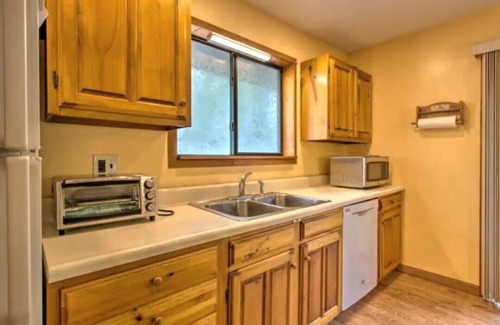 Locust Lake Village Cabin | Steps 2 Lake, 3 Bedrm cabin w/bonus Loft, 2 full Baths, Pool Table, 2 Kayaks