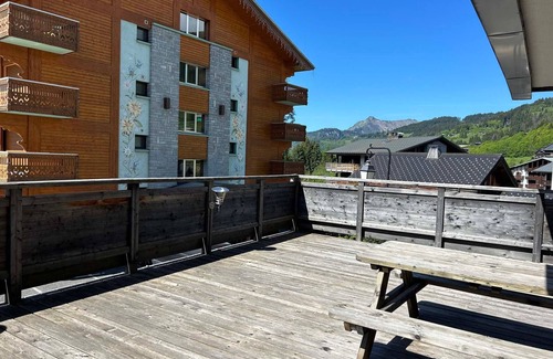 Les Gets Apartment | Steps Away from Centre and Slopes, Spacious 2BR Apartment with Great Amenities