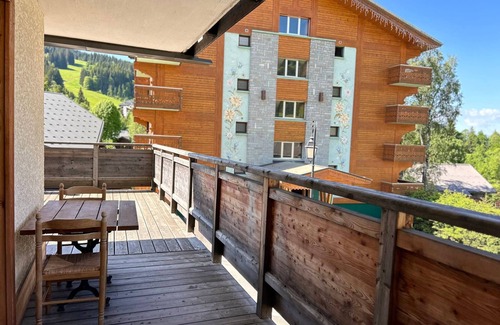 Les Gets Apartment | Steps Away from Centre and Slopes, Spacious 2BR Apartment with Great Amenities