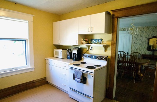 Elk Rapids House | Steps away from East Bay