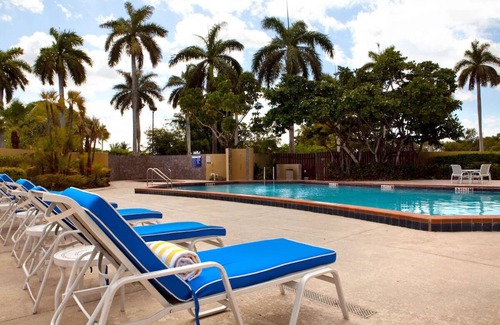 Ludlam Hotel | Steps Away from Miami's Int'l Airport! Free Airport Shuttle + Outdoor Pool