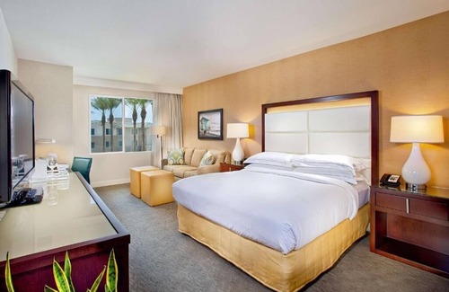 Carlsbad Hotel | Steps Away from South State Beach: Onsite Pool and Parking, Pets are Welcome!