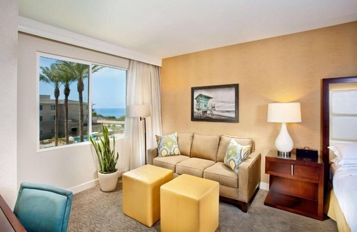 Carlsbad Hotel | Steps Away from South State Beach: Onsite Pool and Parking, Pets are Welcome!