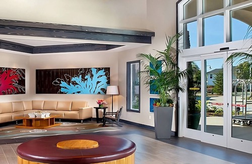Carlsbad Hotel | Steps Away from South State Beach: Onsite Pool and Parking, Pets are Welcome!