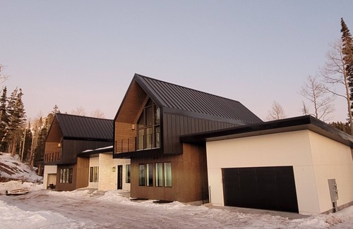 Beaver Cabin | Steps away from the slopes! Recently built Scandinavian Cabin with Jacuzzi!