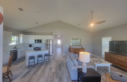 Port St. Joe House | Steps Away from the Beach, Charming 2/2 Cottage in Port St. Joe.