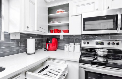 Humble House | Steps from airport- large spacious home to relax