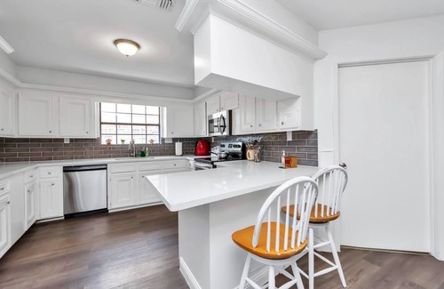Humble House | Steps from airport- large spacious home to relax