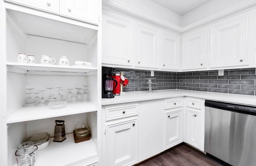 Humble House | Steps from airport- large spacious home to relax