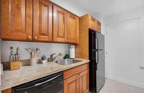 Bayshore Gardens Apartment | Steps from Bayshore! Cozy King suite w pool/Gym