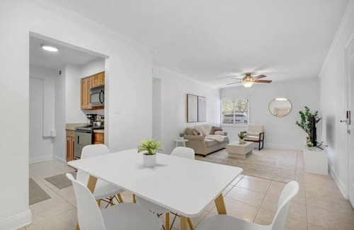 Bayshore Gardens Apartment | Steps from Bayshore! Cozy King suite w pool/Gym