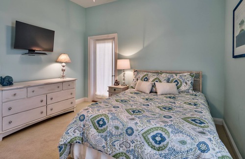 Crystal Shores House | STEPS FROM BEACH - PRIVATE RETREAT - SCREENED PORCH