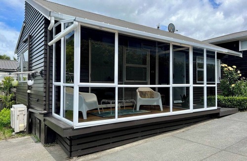 Narrow Neck House | Steps from Cheltenham Beach and Local Delights!