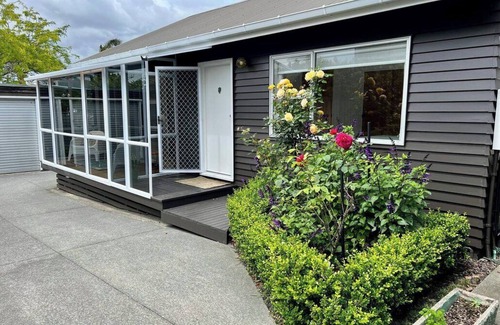 Narrow Neck House | Steps from Cheltenham Beach and Local Delights!