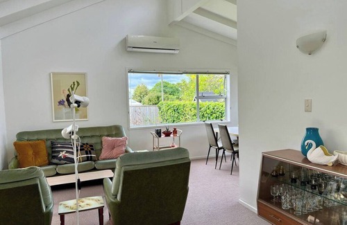 Narrow Neck House | Steps from Cheltenham Beach and Local Delights!