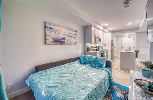 Crescent Heights Apartment | Steps from Downtown Calgary with a huge balcony with amazing view !