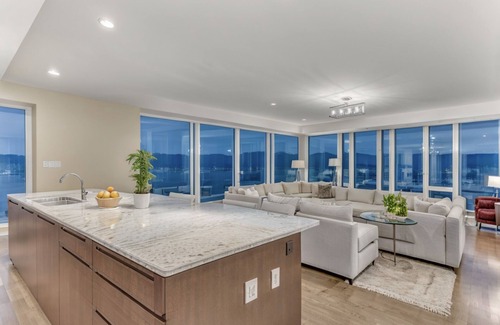 Coal Harbour House | Steps from Fairmont