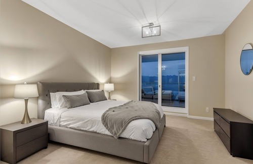 Coal Harbour House | Steps from Fairmont