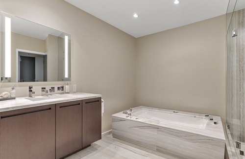 Coal Harbour House | Steps from Fairmont
