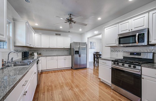 South Bend House | Steps from NOTRE DAME! Huge House! Arcade Game room, volleyball court & more!