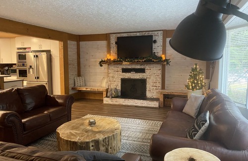 Revelstoke House | Steps from RMR Gondola & Cabot Pacific Golf Course. Ideal for Large Groups.