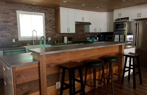 Revelstoke House | Steps from RMR Gondola & Cabot Pacific Golf Course. Ideal for Large Groups.