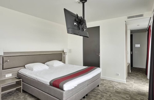 Zestienhoven Hotel | Steps from Rotterdam Airport – Comfort & Convenience Combined! Onsite Dining!