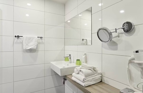 Zestienhoven Hotel | Steps from Rotterdam Airport – Comfort & Convenience Combined! Onsite Dining!