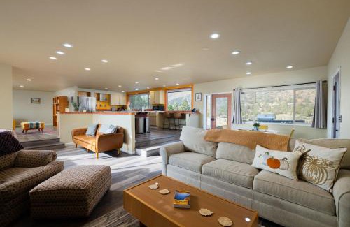 Terrebonne House | Steps from Smith Rock in Prime Location