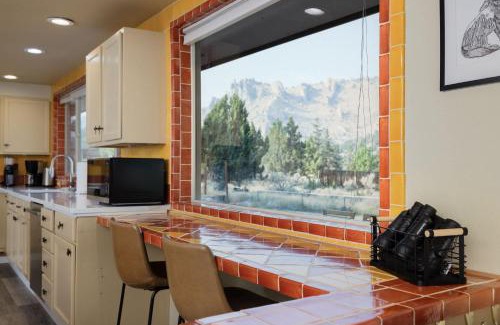 Terrebonne House | Steps from Smith Rock in Prime Location