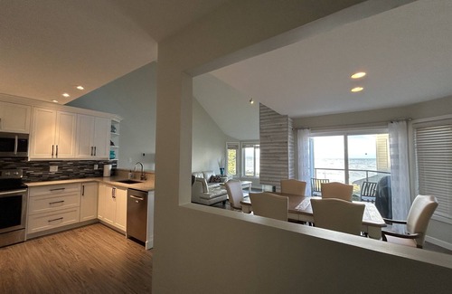 Regional District of Nanaimo Hotel | Steps from stunning beach!