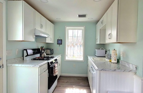 Dunkirk Cottage | Steps from the beach, Lakeview with Hot Tub
